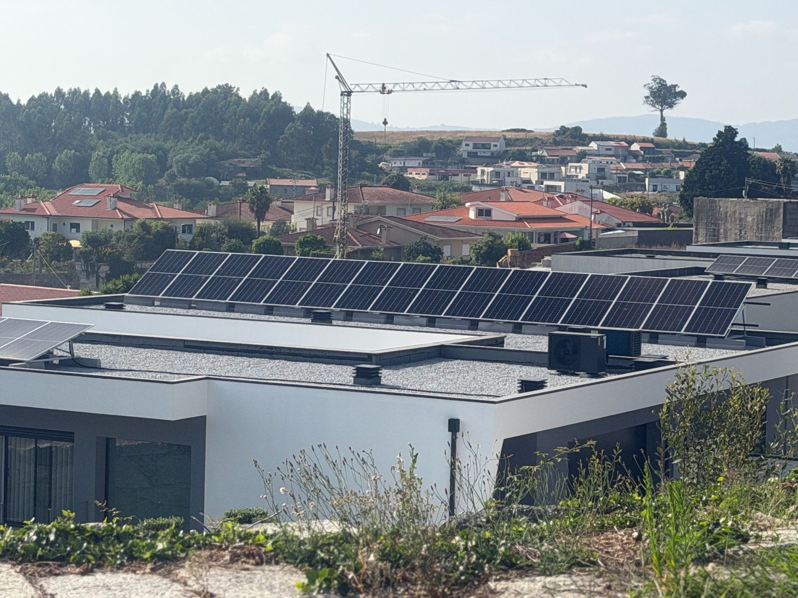 Painéis solares instalados pela JCM num telhado